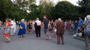 Народ танцует в центре Севастополя летним вечером