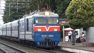 Электровоз ВЛ10-1689 с Туристическим пассажирским поездом 927С Туапсе-Гагра прибывает на первый пут