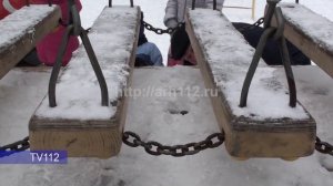У девочки застряла голова в конструкциях горки