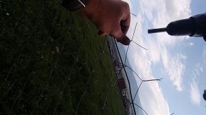 НАТЯНУТЬ СЕТКУ РАБИЦА КАК БЫСТРО И ЛЕГКО ЗАКРУТИТЬ КОНЦЫ СЕТКИ РАБИЦА забор из сетки