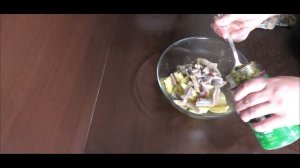Прибрала селедку. Приготовила картофельный салат с селедкой и зеленым горошком