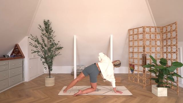 EVERYDAY YOGA PRACTICE | 25-Minute Yoga Flow | CAT MEFFAN
