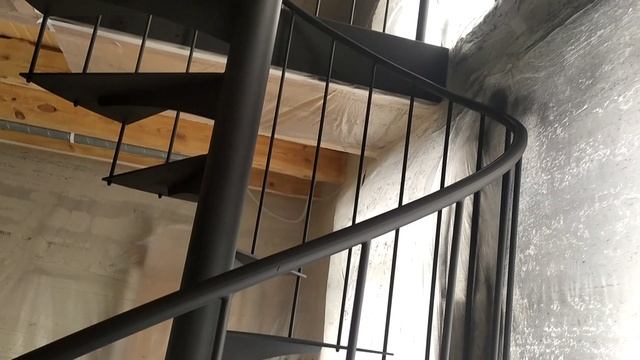 Винтовая лестница в частном доме