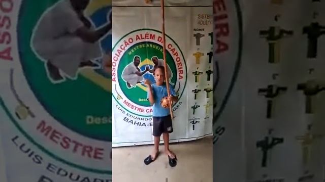 Criança tocando berimbau e cantando (ALGODÃO)grupo além da capoeira contra mestre Monge смотреть онлайн