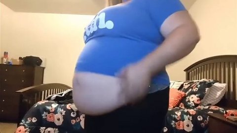 Толстая девушка мереет свою старую одежду