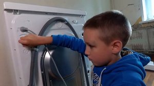 ✅ СТИРАЛЬНАЯ МАШИНА ПРЫГАЕТ скачет при отжиме ЧТО ДЕЛАТЬ? ПРИЧИНА - транспортировочные болты РЕШЕНИ