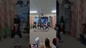 Новогодний танец пингвинов в детском саду