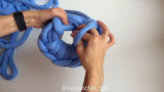 Подушка из толстой пряжи. Вяжем руками. Crochet tube yarn.