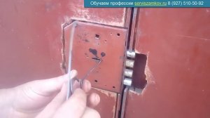 Как открыть замок на гараже без ключа с помощью отмычки крючком