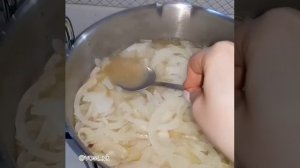 Тушеная говядина с луком и сливочным маслом с подливкой в кастрюле рецепт  #Shorts