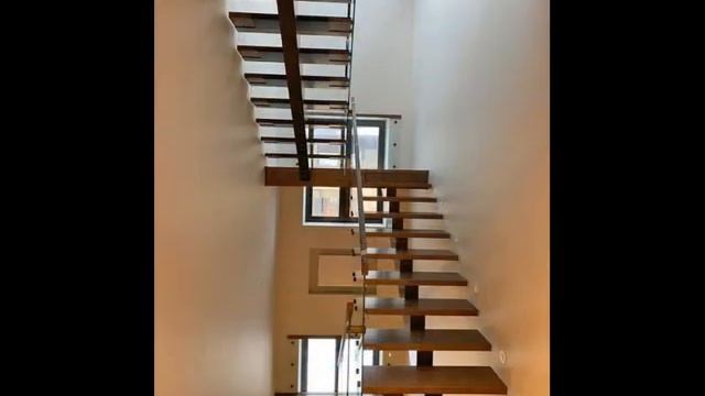Лестница на косоуре и перила из стекла