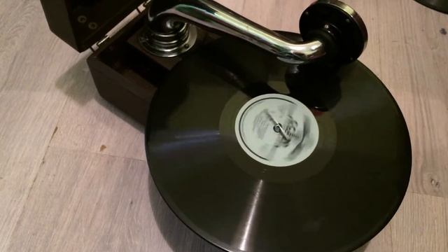 Дорожный патефон Молотовский завод смотреть онлайн