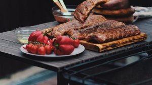 РЕБРЫШКИ на мангале в соусе барбекю. Свиные ребра готовит Мито