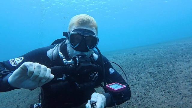 I brought Insta360 Ace Pro to 70 meters underwater! смотреть онлайн