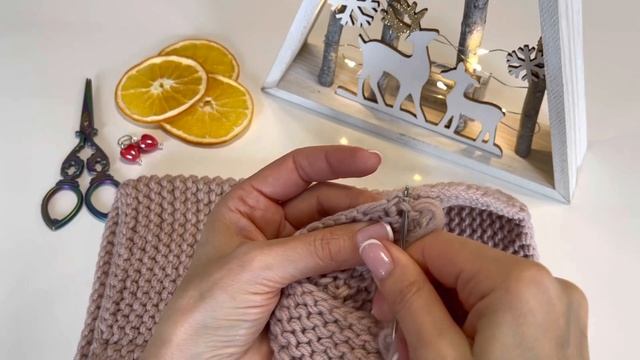 Прячем хвостики на платочной вязке