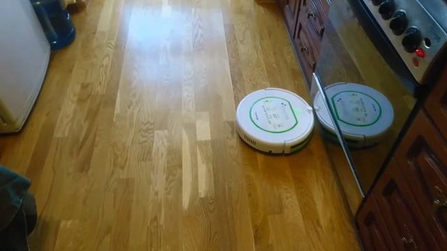 Робот пылесос Ariete Bricklayer 2717 в действии смотреть онлайн