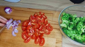 Салат с брокколи.  Вкусный, полезный овощной салат.