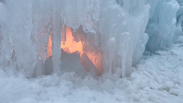 Ледяные замки в городе Dillon, США. Ice Castles. Colorado. USA. 4k HDR Video смотреть онлайн