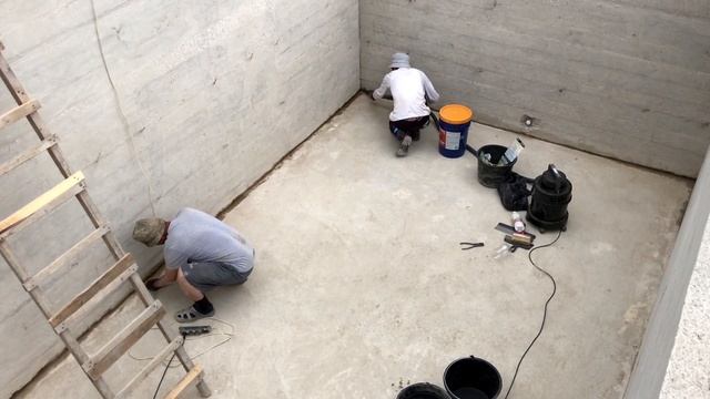 Строительство уличного бассейна. Часть 3. Выравнивание и устранение течи воды в бассейне смотреть онлайн