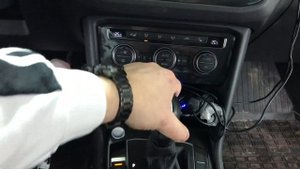 Обезопасил автомобиль Volkswagen Tiguan от угона механическим блокиратором акпп, замок Фортус.