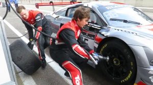 WRAPPING with Grafiprint AE38C during a race pitstop