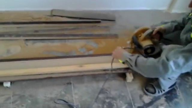 Распил пазованного наличника. Самодельная шина для циркулярки.