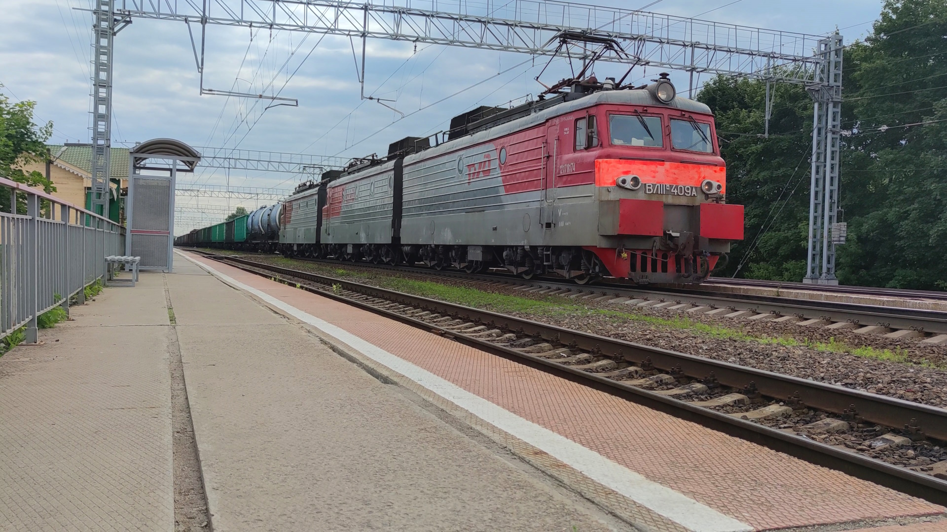 Электровоз ВЛ11М-409/408Б с грузовым поездом на станции Берендеево. смотреть онлайн