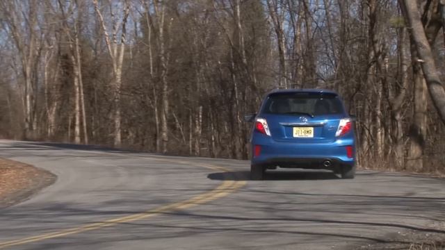 2012 Toyota Yaris - Drive Time Review with Steve Hammes | TestDriveNow смотреть онлайн