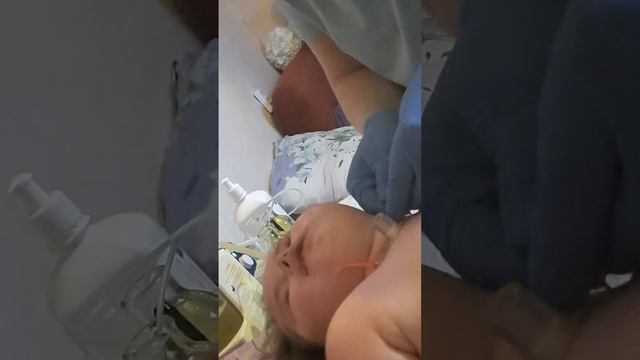 одна из наших процедур замена трахеостомической трубки, меняем раз в 1-2 месяца #евасма1 #папасаша