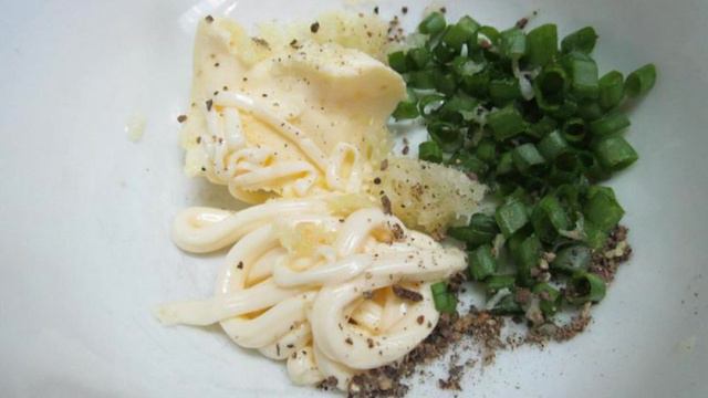 Бутерброд с рыбой грибами и каперсами
