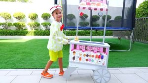 Влад и Никита играют с тележкой для мороженого