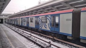 Метропоезд Москва на станции метро Фили.