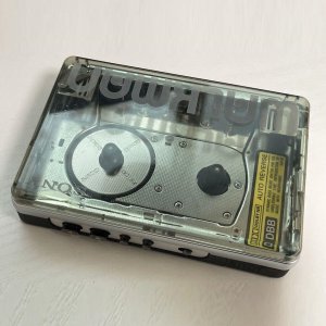 Кассетный проигрыватель Sony Walkman WM-504 с держателем-ЯПОНИЯ-1987-год