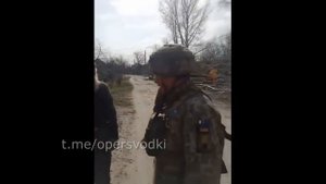 ?⚡️❗️ Эксклюзив. Новыекадры противостояния ставшей украинской бабушки с солдата.mp4