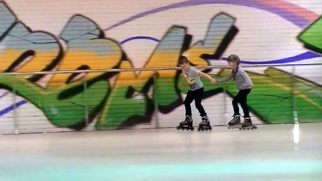 Маричка на РОЛЛЕРДРОМЕ. Мальчики ПРОТИВ девочек или ВМЕСТЕ. Трюки на роликах. Видео для детей. смотреть онлайн