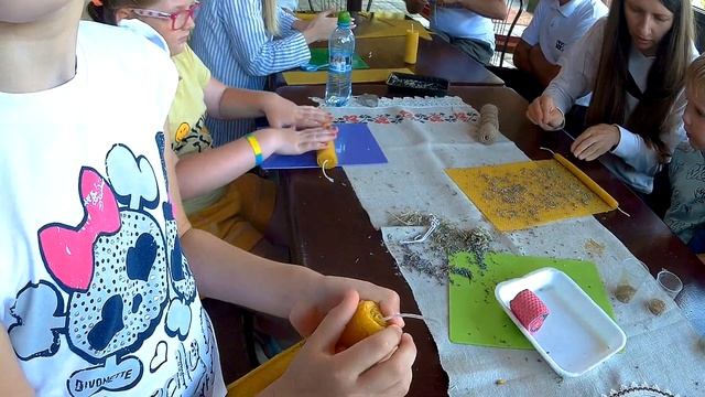 Изготовление свечки детьми, в парке "Сказкa" смотреть онлайн