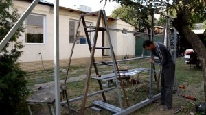 Делаем откатные ворота: 3 Изготавливаем обрешётку, привариваем направляющую.