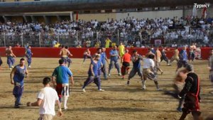 Суровые итальянские мужики играют в флорентийский футбол calcio (кальчо)