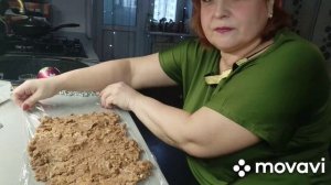 Творожный рулет из печенья с бананом без выпечки