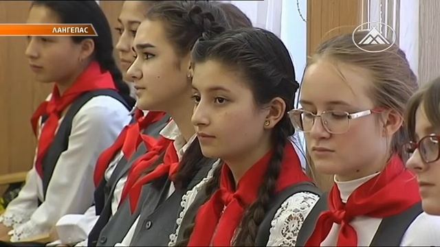 Посвящение в пионеры в первой школе смотреть онлайн