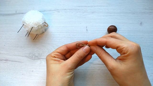 Из пластиковых крышек и ореховой скорлупы получилась милая овечка. смотреть онлайн