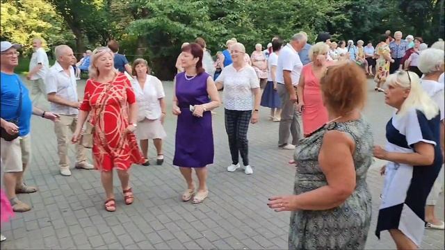 19.08.23г..."Тук, Тук, Тук"... звучит на танцполе в Гомельском парке... смотреть онлайн