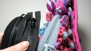 Начинаю обшивать застежку "молния" вязаными крючком лентами для создания следующей сумки