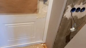 Утеплённые откосы входной двери.