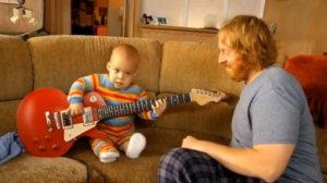 Малыш классно играет на гитаре