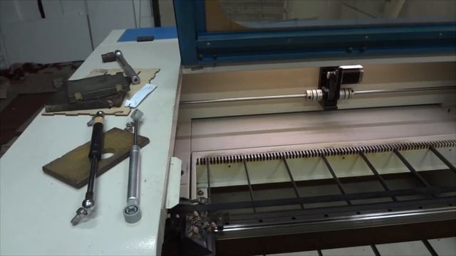Меняем газовый амортизатор на крышке/дверце лазерного станка смотреть онлайн