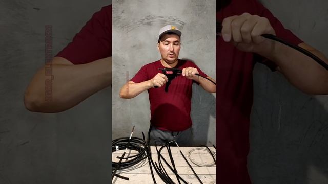 1й спос снятия оболочки с кругл кабеля стриппером EKF WS-14.mp4