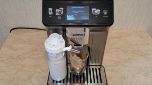 Delonghi Eletta Explore: Cold Brew Cappuccino