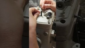 Как заправить нить в скорняжной машине? How To Fill A Sewing Machine Needle?