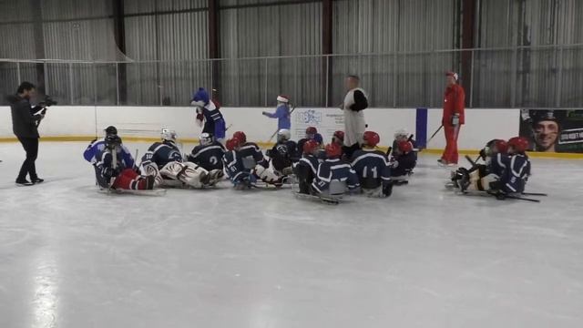 Дед Мороз в гостях у маленьких следж-хоккеистов смотреть онлайн